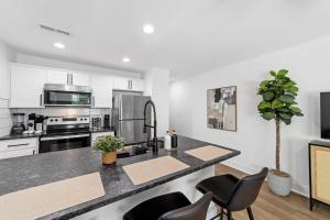 1BD Modern Condo - Downtown Walkable to F&M Bank Arena