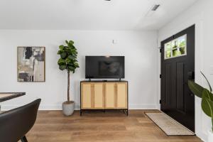 1BD Modern Condo - Downtown Walkable to F&M Bank Arena