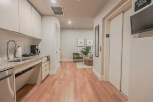 Bright Newbury Street 1 Bedroom Apartment