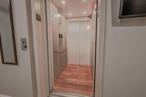 Bright Newbury Street 1 Bedroom Apartment