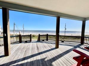 Tradewind Beachfront Sleeps 16 King Bed 6 Queens