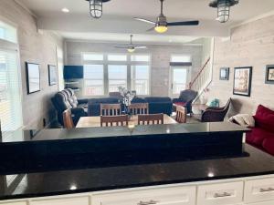 Tradewind Beachfront Sleeps 16 King Bed 6 Queens