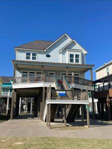 Tradewind Beachfront Sleeps 16 King Bed 6 Queens