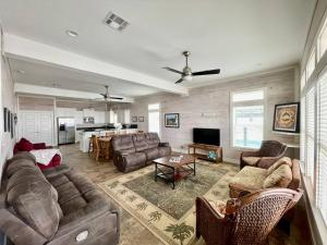 Tradewind Beachfront Sleeps 16 King Bed 6 Queens