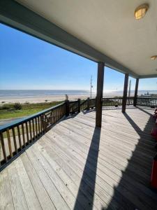 Tradewind Beachfront Sleeps 16 King Bed 6 Queens