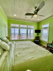 Tradewind Beachfront Sleeps 16 King Bed 6 Queens