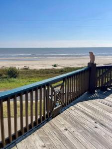 Tradewind Beachfront Sleeps 16 King Bed 6 Queens