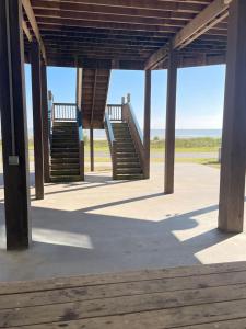 Tradewind Beachfront Sleeps 16 King Bed 6 Queens