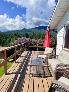 Petal & Pine Shores 20 acres on lake with hot tub