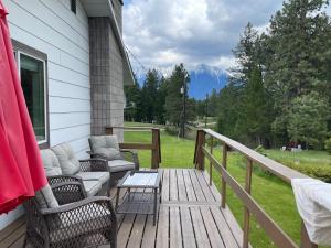 Petal & Pine Shores 20 acres on lake with hot tub