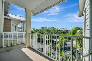 Mangrove Waterway View Sleeps 4 Pool & Courts