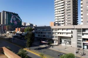 Urban Design & Comfort next to Metro + Balcony