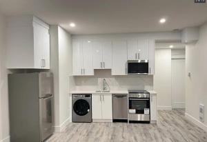 Mountain Views, Premium Coquitlam Stay, Minutes to Transit