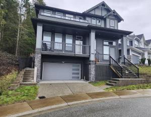 Mountain Views, Premium Coquitlam Stay, Minutes to Transit