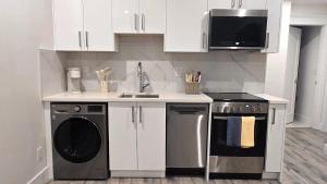 Mountain Views, Premium Coquitlam Stay, Minutes to Transit