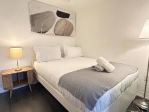 Cozy downtown 2BR , Steps from Eaton Centre