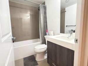 Cozy downtown 2BR , Steps from Eaton Centre