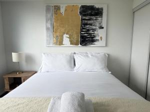 Cozy downtown 2BR , Steps from Eaton Centre