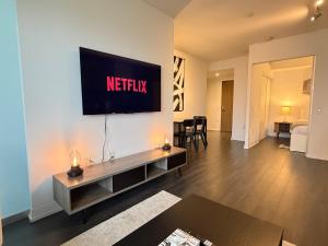 Cozy downtown 2BR , Steps from Eaton Centre