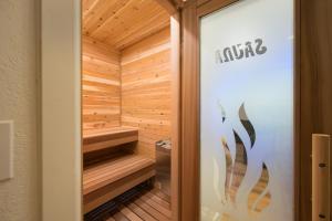 Silver Lining Lodge I Amazing Views I Hot Tub I Sauna I Activity Program