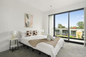 Brand New 3-Level Family Home for 10 &Box Hill