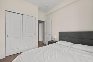 Modern Midtown Toronto Townhome with Parking & Rooftop Patio