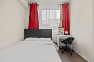 Modern Midtown Toronto Townhome with Parking & Rooftop Patio