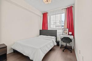 Modern Midtown Toronto Townhome with Parking & Rooftop Patio