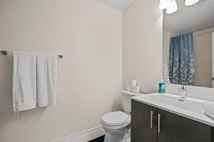 Modern Midtown Toronto Townhome with Parking & Rooftop Patio
