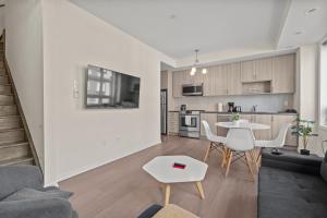 Modern Midtown Toronto Townhome with Parking & Rooftop Patio