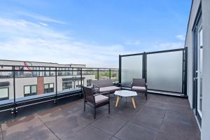 Modern Midtown Toronto Townhome with Parking & Rooftop Patio