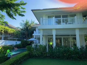 Family Premier Beach Pool Villa Danang