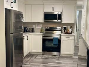 Cozy Private Suite Near Stoney Deerfoot Trails