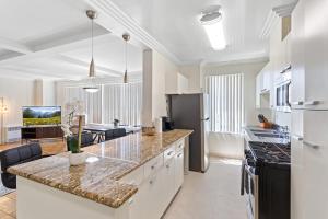 Spacious 2BR 2BA near The Grove w Parking