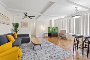 Spacious 2BR 2BA near The Grove w Parking