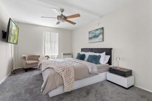 Spacious 2BR 2BA near The Grove w Parking
