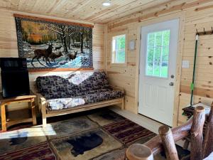 Cozy Cabin with Fire Pit & Mountain View Getaways in Newland, North Carolina