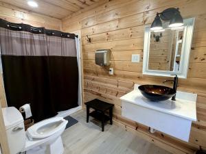 Cozy Cabin with Fire Pit & Mountain View Getaways in Newland, North Carolina