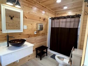 Cozy Cabin with Fire Pit & Mountain View Getaways in Newland, North Carolina