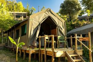 Scenic Safari Glamping Escape with Cávado River Views near Peneda-Gerês in Ventosa, Portugal