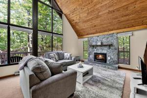Woodland Cabin Escape w Fire Pit & Resort Access Retreat in Hedgesville, West Virginia