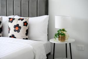 Stylish Brand New 3-Level 3BR Home & Sleeps 10