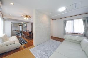 W Pickleball 300,平米 5 bedrooms, 4 bathrooms, quiet in the forest, 4 minutes to Nabe Beach, BBQ, free pool