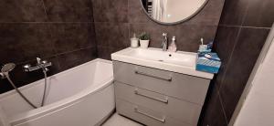 Spacieux appartement F3 avec parking, au calme, vue mer et proche plages