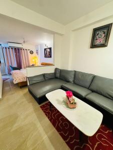 Shri Gauri Kunj Divine Stay Near Prem Mandir