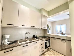 Dionis Haven - Sunny Retreat with Balcony
