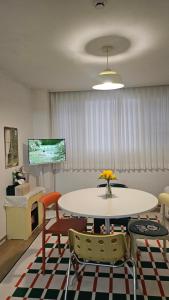 Large 2BR Apartment near Hongdae, Mangwon Market & Han River, 6 Guests