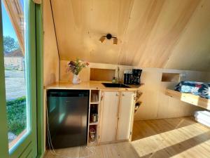 Charming cabin Avondgloed in farmers orchard