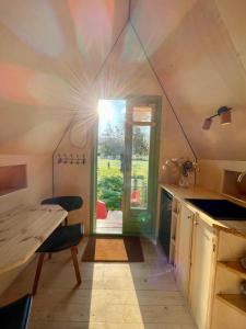 Charming cabin Avondgloed in farmers orchard