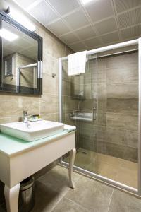 Standard Double Room room in Perla Arya Hotel
